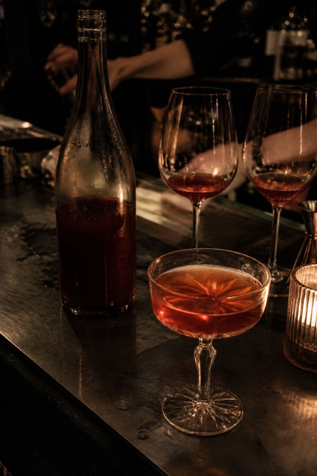 Cocktail und Naturwein an der Bar