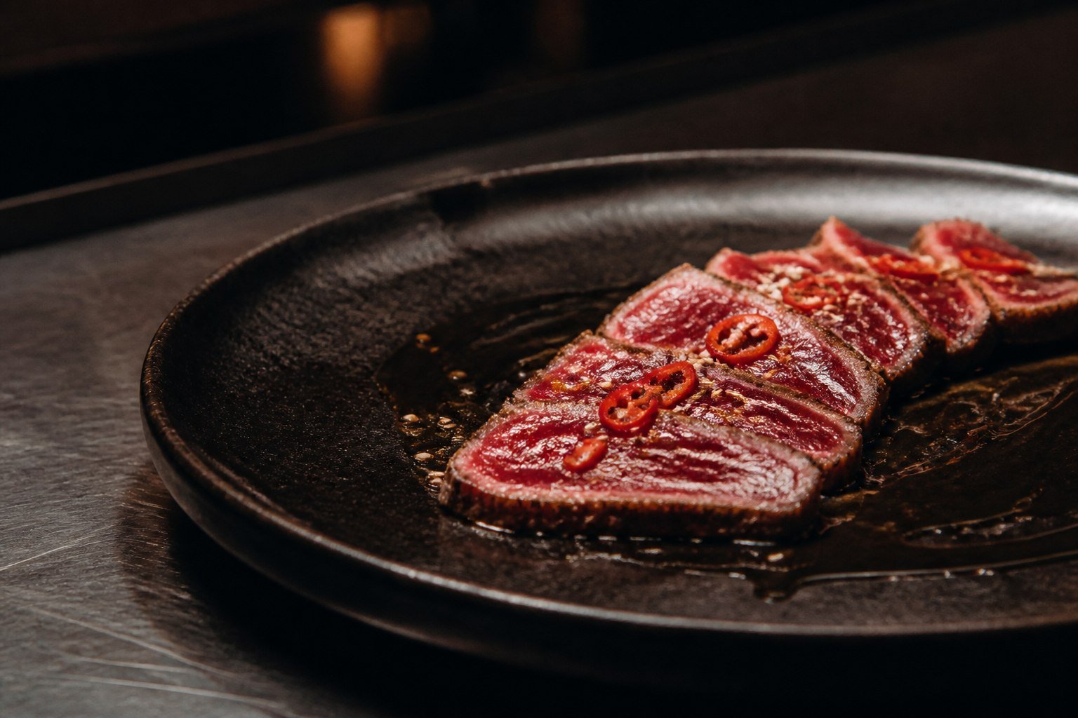 Beef Tataki mit Ponzu, Sesam und Chili